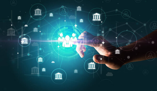 Бизнесмен вручную нажав графическую информацию на мультисенсорный экран