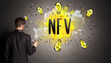 Adam renkli ampul çiziyor.