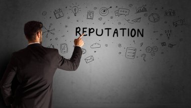 İş adamı yaratıcı bir fikir çiziyor.