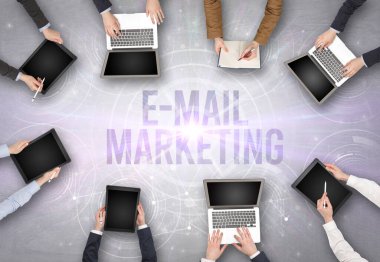 Bir dizüstü bilgisayarın önünde bir grup insan, güvenlik kavramı