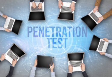 Bir dizüstü bilgisayarın önünde bir grup insan, güvenlik kavramı