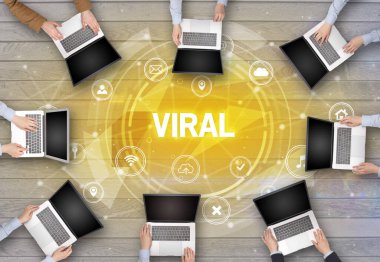 Bir grup insan toplantı yapıyor.