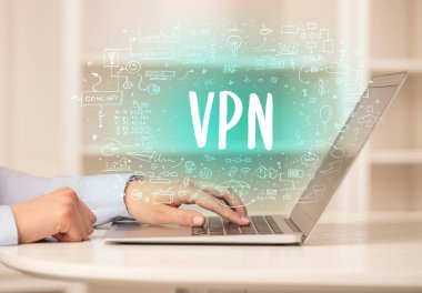 Eller yeni modern bilgisayarda çalışıyor.