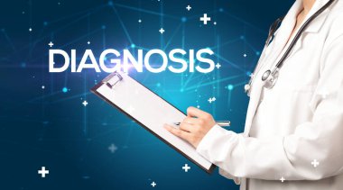 Doktor tıbbi kayıtları dolduruyor.