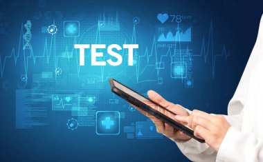 Genç doktor notlar yazıyor.