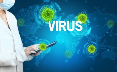 Doktor tıbbi kayıtları dolduruyor.