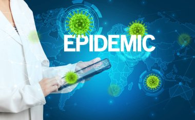 Doktor tıbbi kayıtları dolduruyor.