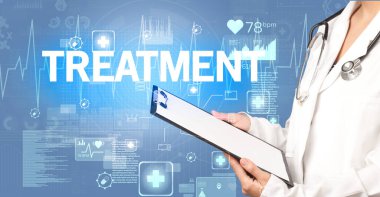 Genç doktor notlar yazıyor.