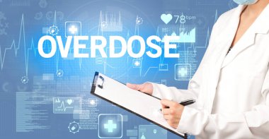 Genç doktor notlar yazıyor.