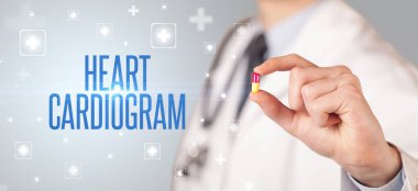 İlaç veren bir doktorun yakın çekimi.