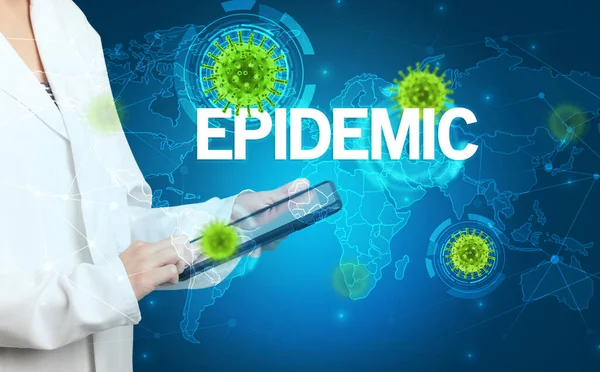 Doktor tıbbi kayıtları dolduruyor.