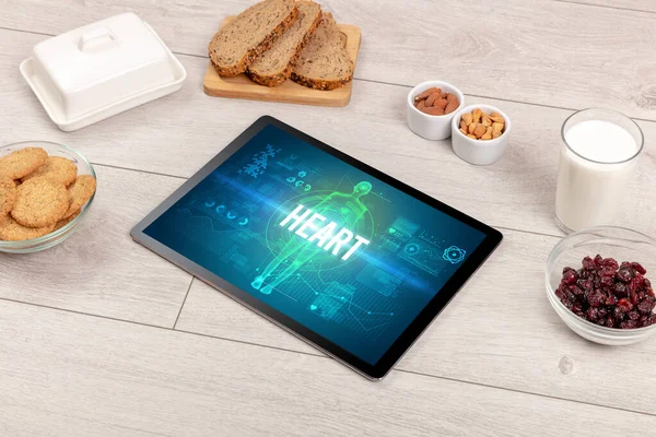Tablet PC con frutas, concepto médico — Foto de Stock