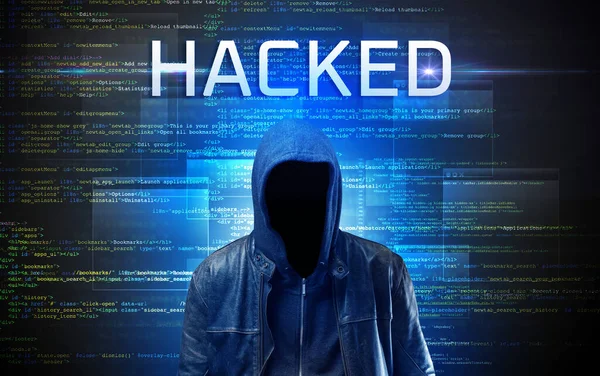 Gezichtloze hacker op code achtergrond — Stockfoto