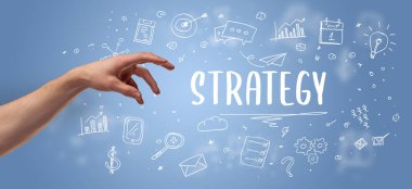 İşletme yazıtlarına işaret eden kırpılmış elin yakın çekimi