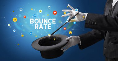 Sihirbaz sihir numarası yapıyor.