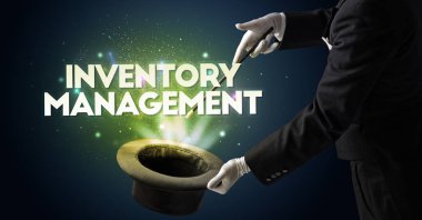 Sihirbaz sihir numarası yapıyor.