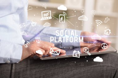 Sosyal Ağ Kullanan Bir Kişinin Yakın Çekimi