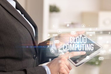 Modern teknoloji konseptini arayan bir tabletin yakın çekimi