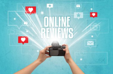 Fotoğraf çeken bir elin yakın çekimi.