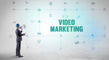 Yeni bir sosyal medya üzerinde çalışan mühendis