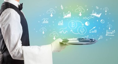 Smokinli yakışıklı garson para ikonlarını tepside tutuyor.