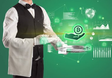 Smokinli yakışıklı garson para birimi simgelerini tepside tutuyor.