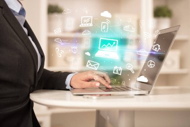 İşadamı yeni iş konseptiyle dizüstü bilgisayarda çalışıyor