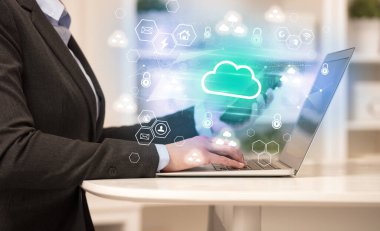 Bilgisayarda dijital simgelerle çalışan eller