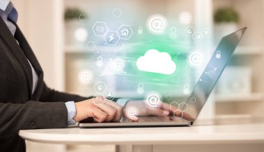 Bilgisayarda dijital simgelerle çalışan eller