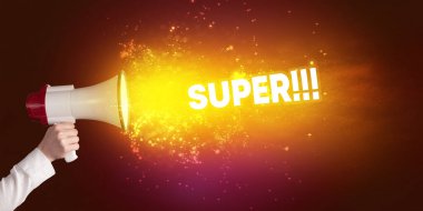 Genç bir kadın hoparlör konseptine bağırıyor