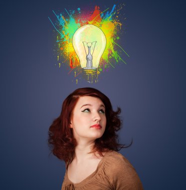 genç kadın başının üstünde ampul ile düşünme