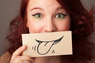 genç ve güzel kız beyaz kart çizim gülümsemeyle holding 