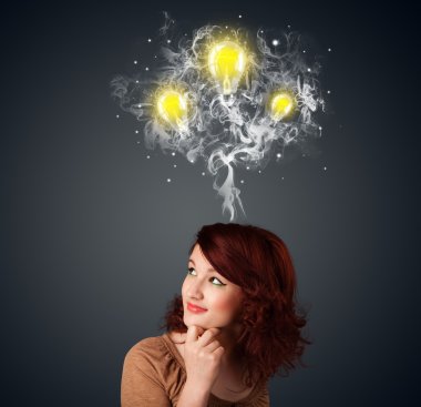 duman ve başının üstünde lightbulbs düşünceli kadınla