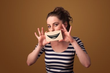 komik smiley ile kart tutan mutlu güzel kadın
