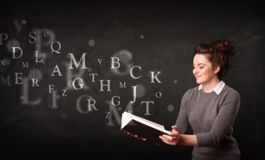 Genç Bayan alfabesi harfleri ile kitap okuma