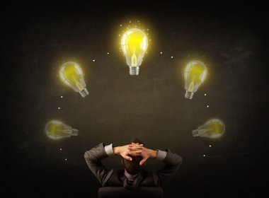 Lightbulbs ile başının üzerinde oturan işadamı