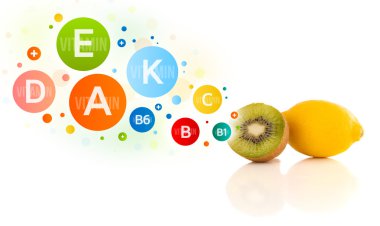 Renkli vitamin sembolleri ve simgeleri olan sağlıklı meyveler