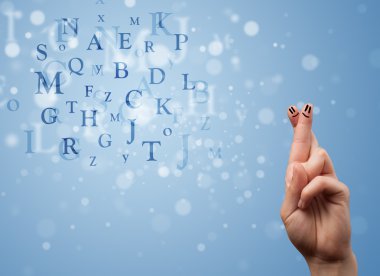 Mutlu gülen parmaklar Bokeh harflerinin karışımına bakıyor.