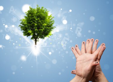 Yeşil sihirli ağaçla gülümseyen mutlu parmaklar