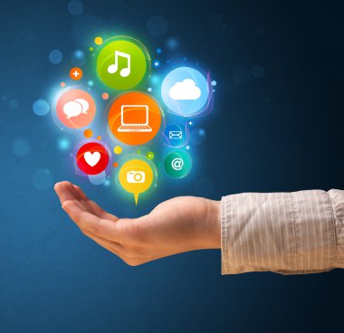 bir kadının elinde Multimedya simgeler