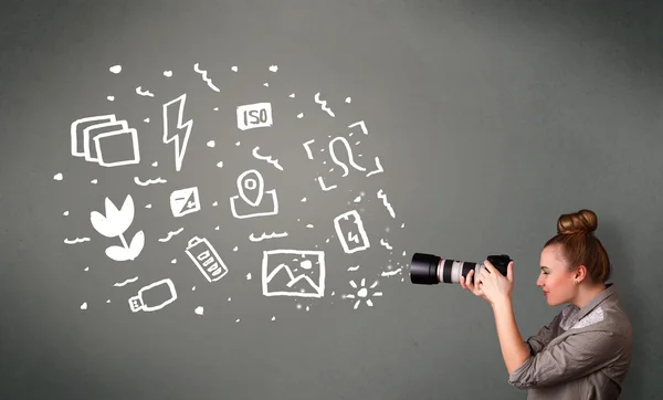 Chica fotógrafa capturando iconos y símbolos de fotografía blanca —  Fotos de Stock