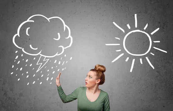 Femme debout entre un soleil et un dessin de pluie — Photo