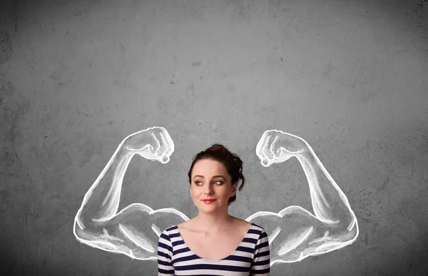 Jeune femme avec des bras musclés forts — Photo