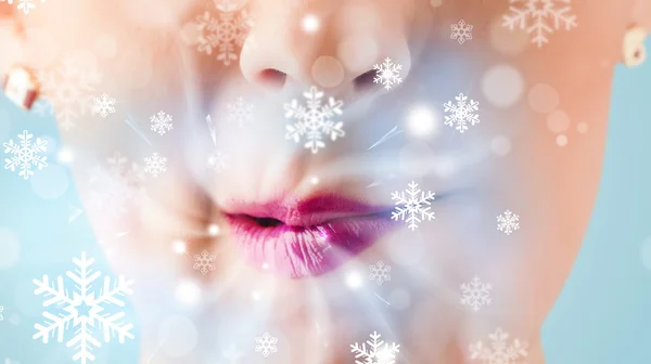 Όμορφη γυναίκα στόμα φυσάει κρύο αεράκι — Φωτογραφία Αρχείου