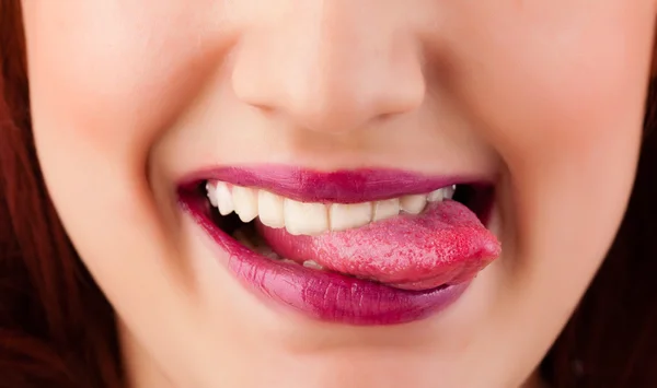 Mooie vrouw rode lippen close-up — Stockfoto