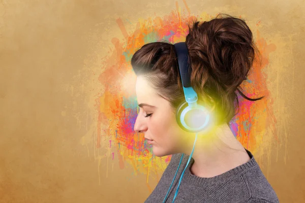 Young woman with headphones listening to music — Stock Photo, Image