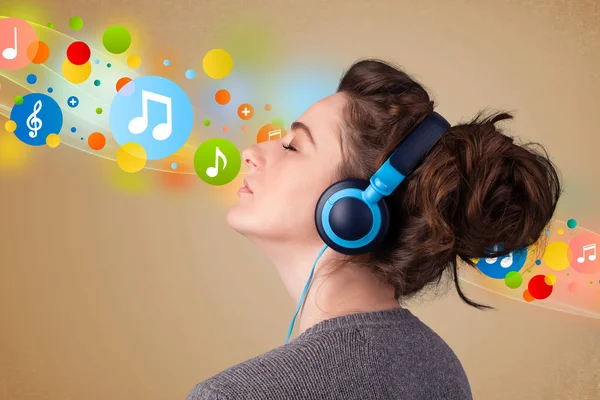 Young woman listening to music with headphones — Stock Photo, Image