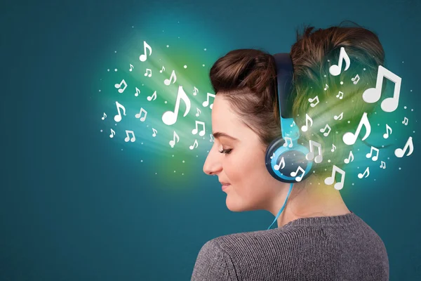 Young woman with headphones listening to music — Stock Photo, Image