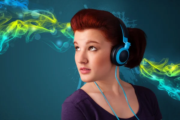 Mujer joven escuchando música con auriculares — Foto de Stock