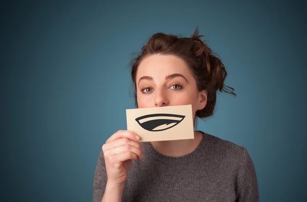 Hübsche junge Mädchen mit weißer Karte mit Lächeln Zeichnung — Stockfoto